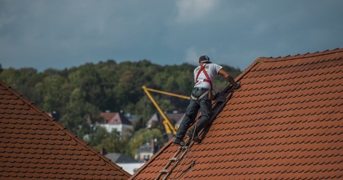 You are currently viewing Roofing Safety Tips: What Every Homeowner Should Know